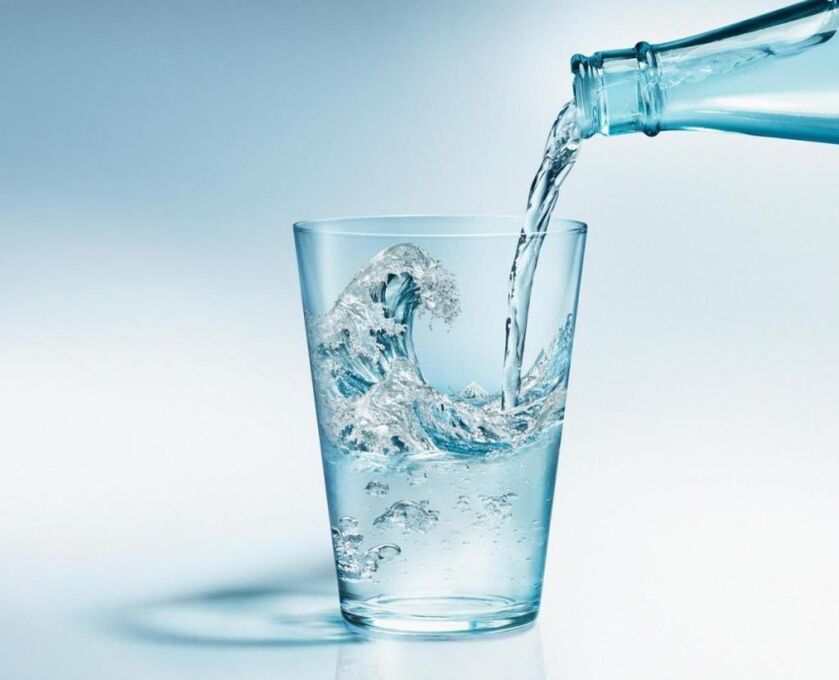 Durante la dieta es necesario beber mucha agua limpia. 