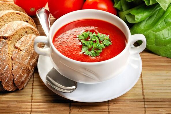 El menú de comida para beber se puede completar con sopa de tomate. 