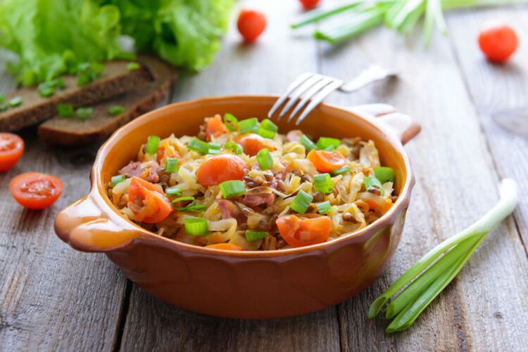 Si se sigue el régimen dietético, se permite preparar un guiso a base de verduras picadas. 