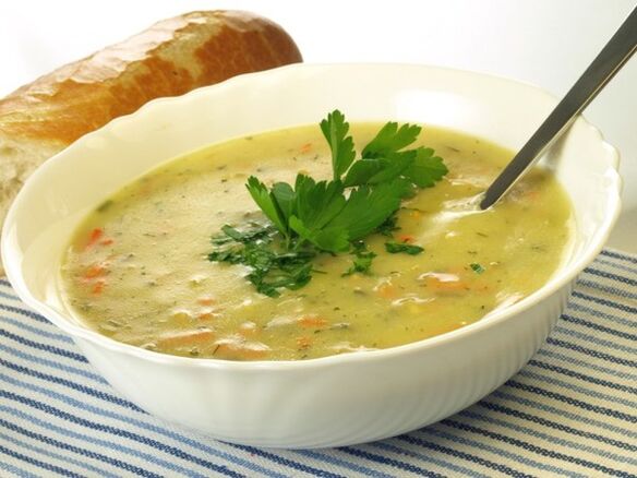 Sopa de verduras en puré con nabos en el menú dietético para adelgazar. 