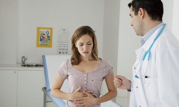 Un gastroenterólogo explicará detalladamente a un paciente con pancreatitis cómo comer para no dañar el organismo. 