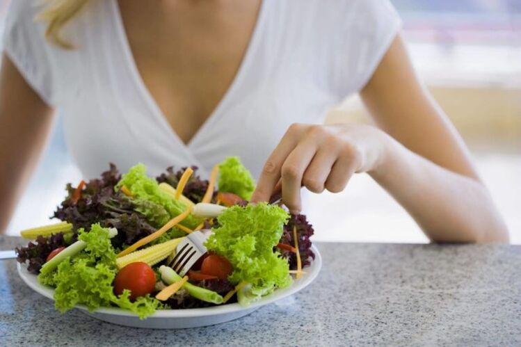 comer una ensalada de verduras en tu dieta favorita